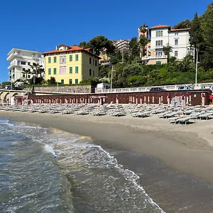 Vicino Al Mare Soleggiato In Centro Ad Imperia